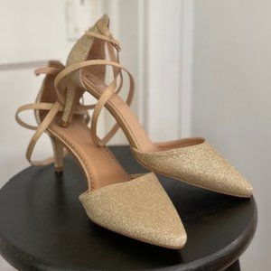 Gold glitter Journee closed-toe heels, size 9